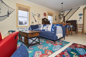 马塔讷L'Ancre de Matane的客厅配有蓝色的沙发和桌子