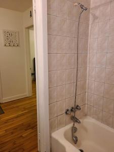 蒙特利尔425$ 7nights // Full Kitchen // Room B的浴室设有浴缸和淋浴。
