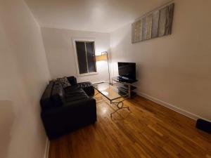 蒙特利尔425$ 7nights // Full Kitchen // Room B的带沙发和电视的客厅