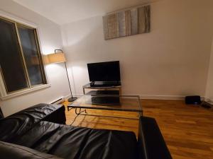 蒙特利尔425$ 7nights // Full Kitchen // Room B的客厅配有沙发和带电视的桌子
