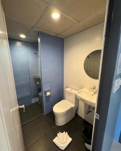 普吉镇普吉岛思礼酒店的一间带卫生间和水槽的浴室