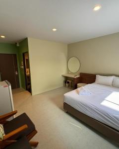 普吉镇普吉岛思礼酒店的一间卧室配有一张大床和镜子
