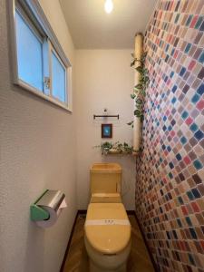 Irifunechōシャルムイースト的一间带卫生间和马赛克墙的浴室