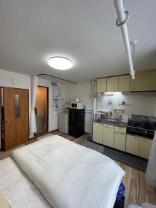 Irifunechōシャルムイースト的带厨房的客房内一张大白色的床
