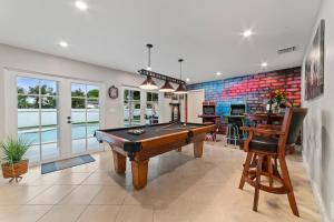 西棕榈滩Paradise Villa的台球室,房子里设有台球桌