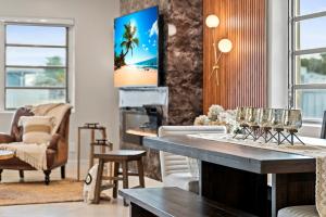 西棕榈滩Paradise Villa的客厅设有吧台,桌子上摆放着玻璃杯