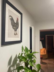 马恩河畔维列Cosy Colour Place的墙上的鸡和植物的照片