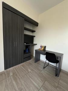 阿纳波伊马HOTEL LE FALEP的客房设有书桌、橱柜和椅子。