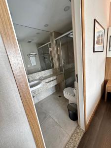 圣保罗Romastay Itaim SP的一间带卫生间和水槽的浴室