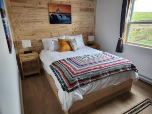 特威林盖特Seaclusion Twillingate的一间卧室配有一张木墙床