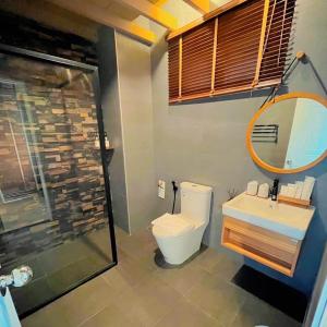 Nang RongCOZY SHIROI RESORT的一间带卫生间、水槽和镜子的浴室