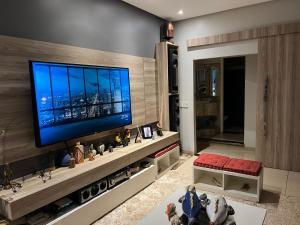 里奥韦尔迪ACONCHEGANTE (SUITE)的客厅设有壁挂式平面电视。