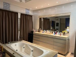 里奥韦尔迪ACONCHEGANTE (SUITE)的一间带大浴缸和大镜子的浴室