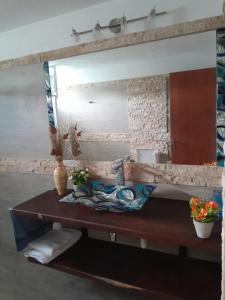 梅塞德斯Casa de Campo La Querencia的一间带水槽和大镜子的浴室