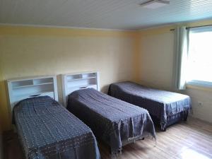 梅塞德斯Casa de Campo La Querencia的一间卧室,配有两张床