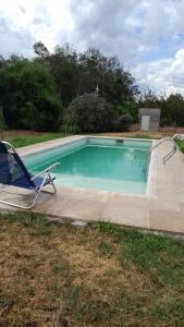 梅塞德斯Casa de Campo La Querencia的一个带草坪椅的游泳池
