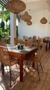 卢纳将军城Bahandi Hotel的一间带桌椅的用餐室