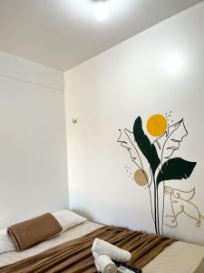 索雷Pousada Marajó For You的卧室配有一张挂着鲜花的床