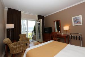 拉拜奥伯格戴斯巴特瑞斯酒店的酒店客房设有一张床和一个阳台。