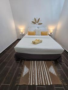 圣吕斯Pitaya Lodge by Lodge Paradise的一张床上的房间,上面有两根蜡烛