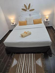 圣吕斯Pitaya Lodge by Lodge Paradise的一张大床,位于带2个床头柜的房间