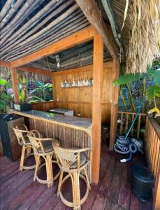 特拉Casa de Diamantes的木制甲板上的酒吧,配有椅子
