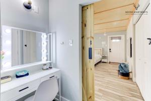 孟菲斯The Moose #6 - Modern Luxe Studio with Free Parking & King Bed的一间带水槽和镜子的浴室