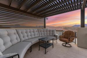圣克拉拉Paradise Private Pool Retreat #17 home的阳台的沙发,享有日落美景