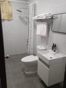 恒春古城燕归来民宿的浴室配有卫生间、盥洗盆和淋浴。