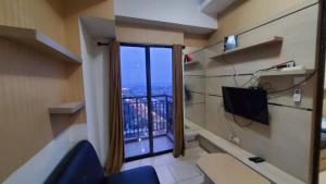 万隆Collection O 93708 Tamansari Panoramic Apartment By Rasya Rooms的客房设有市景窗户。