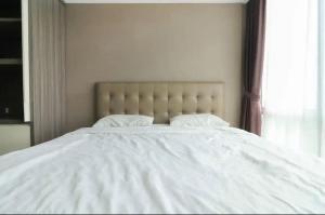 当格浪Collection O 93707 Rooms By U的卧室配有白色的床和窗户