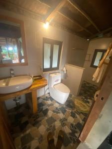 清化Chez Thuc Home’stay的浴室配有白色卫生间和盥洗盆。
