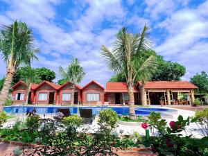 宁平Tam Coc Green Garden Bungalow的一个带游泳池和棕榈树的度假村