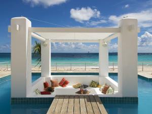 黎明海滩Coral Beach Club Villas & Marina的从度假村的游泳池欣赏到海滩美景