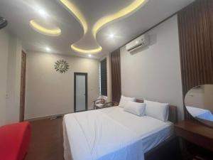 Tuyên QuangTuan Anh Hostel的卧室配有白色的床和镜子