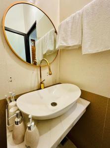 Tuyên QuangTuan Anh Hostel的浴室设有白色水槽和镜子