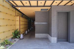 京都KYOTO GION HOTEL的建筑中空无一人的走廊,有门