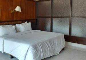 巴拉巴特Khas Parapat的卧室配有一张白色大床