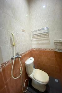 BagamOYO 93781 Hotel California 2的一间带卫生间和淋浴的浴室