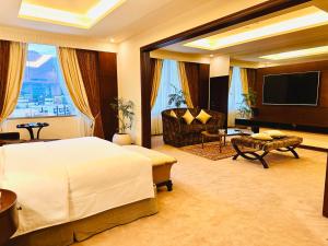 伊斯兰堡伊斯兰堡万豪酒店 的一间卧室配有一张床、一张沙发和一台电视