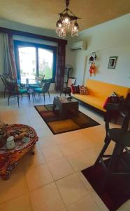 拉斯苏德尔La Hacienda ras sedr chalet的客厅配有沙发和桌子