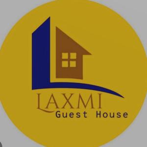 阿姆波尔Laxmi Guest House (Arambol Beach)的黄色圆圈中旅馆标志