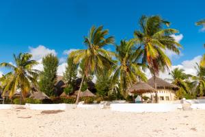 马林迪Malindi Palm Villa- Harbour Key Cottages, Villa 16, Silver Sands Road的棕榈树海滩上的度假村
