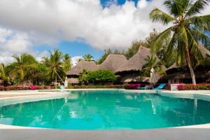 马林迪Malindi Palm Villa- Harbour Key Cottages, Villa 16, Silver Sands Road的棕榈树和小屋度假村的游泳池