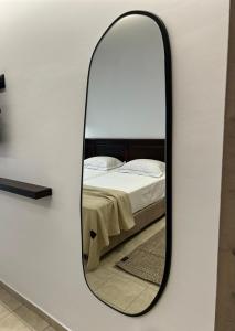 赫索尼索斯信天翁Spa度假酒店的一面墙上的镜子,床边