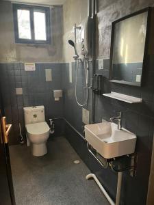 古达JW Homestay (ShopHouse Lv2)的一间带卫生间和水槽的浴室