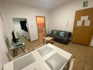 圣马丁德拉韦加CASA KIARA的客厅配有沙发和桌子