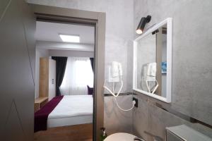 伊斯坦布尔Meet İstanbul Hotel Kadikoy的酒店客房,配有床和镜子