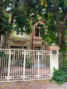金边Entire Town House in Chroy Changva area的房屋前的白色门