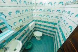 埃尔讷古勒姆SIYA RESIDENCY的浴室设有卫生间,墙上设有水槽和海豚。